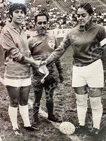 México, 28 de febrero de 1971 - Jugadoras dándose la mano